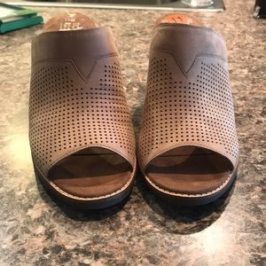 Toms Open toe Mule shoes!